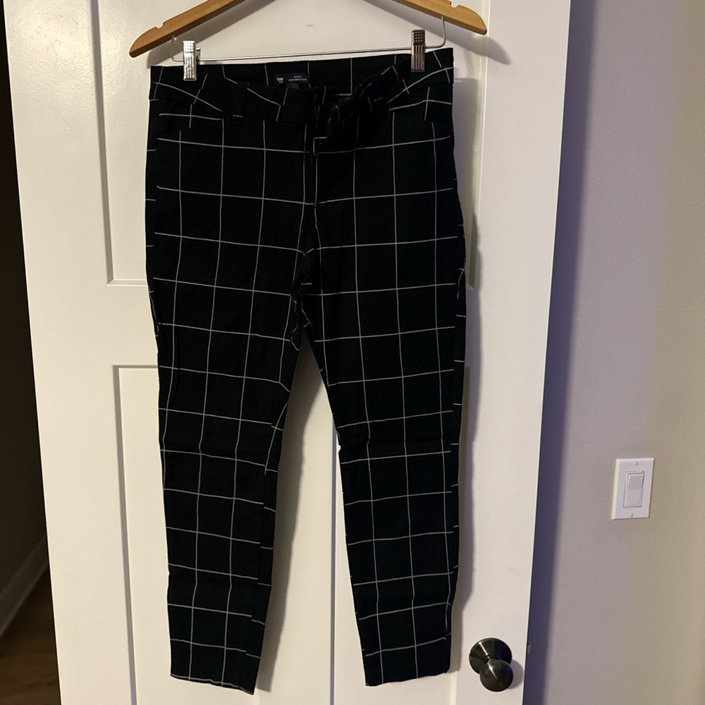 GAP Women's Black and White Checkered Capris